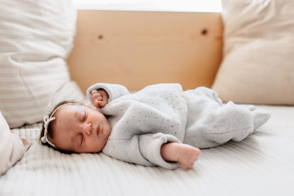 Newborn sleeping with a bow in her head